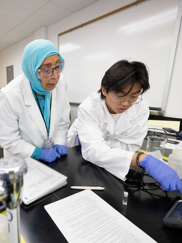 professor and student talking in physics lab